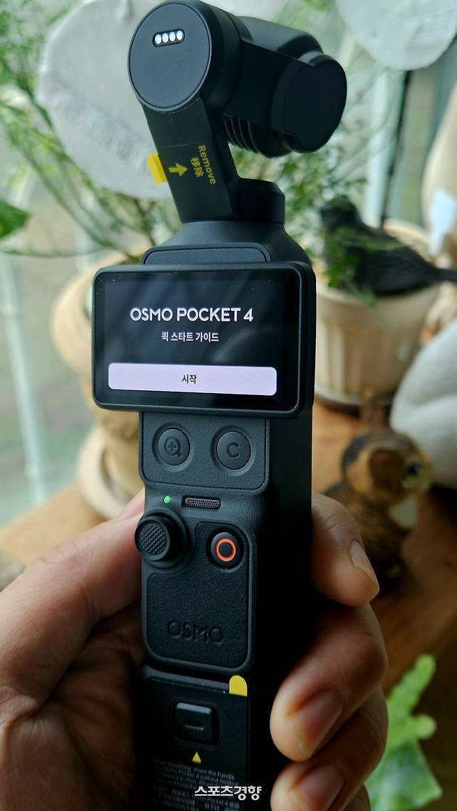 오즈모 포켓4 후면부. 스크린을 제치면 등장하는 새롭게 추가된 2개의 버튼이 보인다. 좌측은 줌(+)버튼, 우측은 커스텀(C) 버튼이다. 사진 | 손재철기자