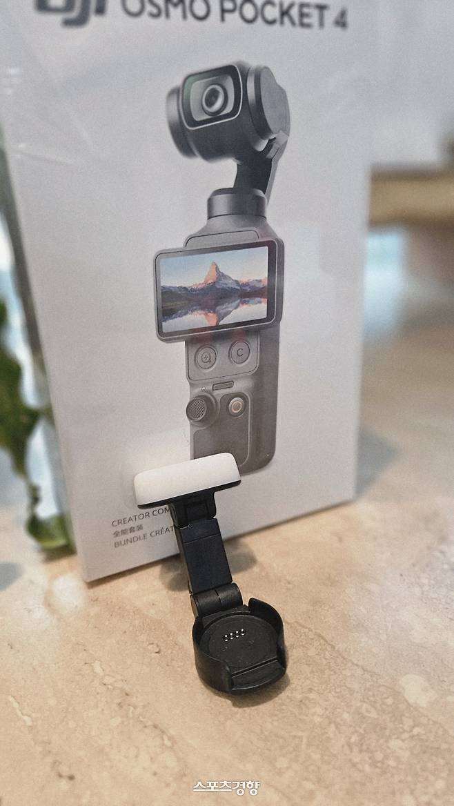 오즈모 포켓4의 액서세리안 보조 필 라이트. 중간에 관절이 있어 앵글 조절이 가능하고, 사용시에만 올려쓰고, 비사용시엔 폴딩에 보관하는 구조다. 사진 | 손재철기자