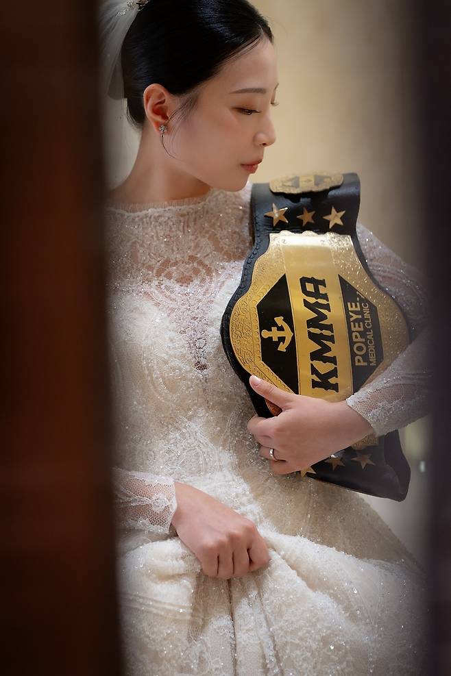제2대 로드FC 여자 아톰급 챔피언 심유리가 지난 12일 결혼했다. 일본 라이진 진출과 함께 로드FC 타이틀을 반납한 그는 KMMA 챔피언 벨트를 빌려 입장했다. 뽀빠이연합의원KMMA파이터에이전시 제공