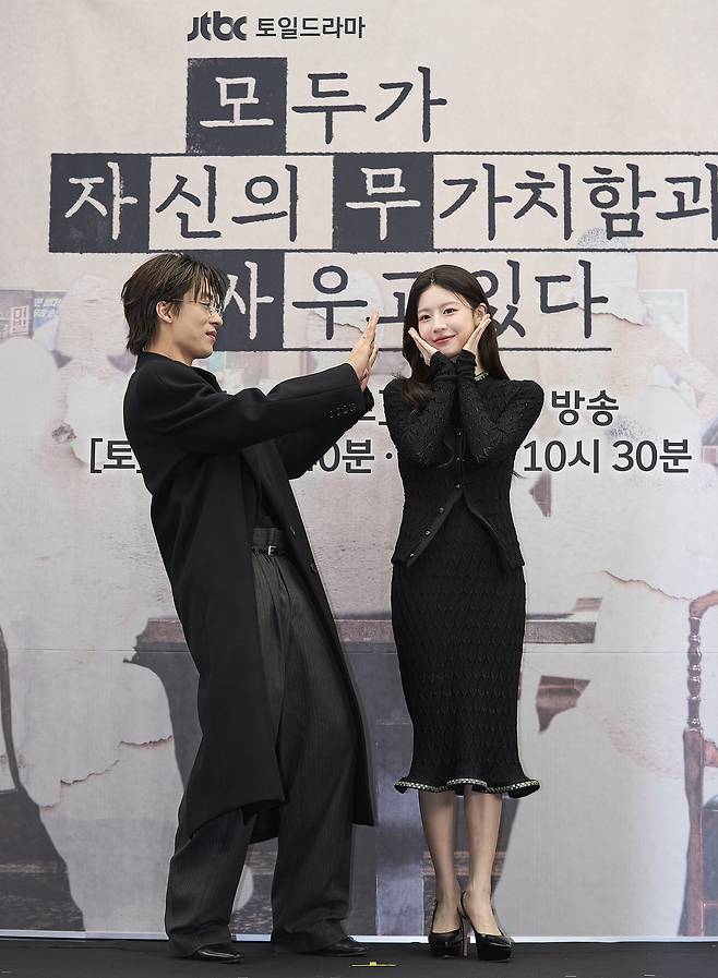 (왼쪽부터) 구교환, 고윤정이  17일 서울 마포구 스탠포드 호텔에서 진행된 JTBC 새 토일드라마 ‘모두가 자신의 무가치함과 싸우고 있다’ 제작발표회에서 포즈를 취하고 있다. JTBC 제공