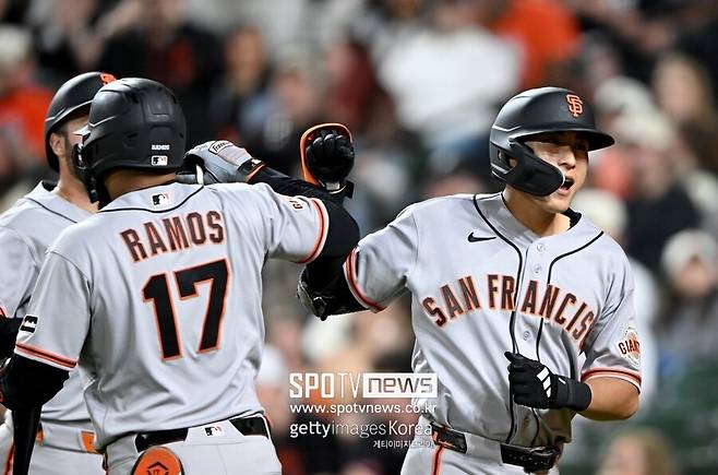 ▲&nbsp;샌프란시스코 자이언츠 이정후가 17일 미국 오하이오주 신시내티의 그레이트 아메리칸 볼파크에서 열린 2026 메이저리그 신시내티 레즈와의 원정경기에 5번 타자 겸 우익수로 선발 출전해&nbsp;4타수 3안타 1타점 1득점을 뽐냈다. 최근 6경기에서 타율 0.435를 자랑하는 등 시즌 초반 타격 부진을 깨고 멋지게 부활하는 데 성공했다.