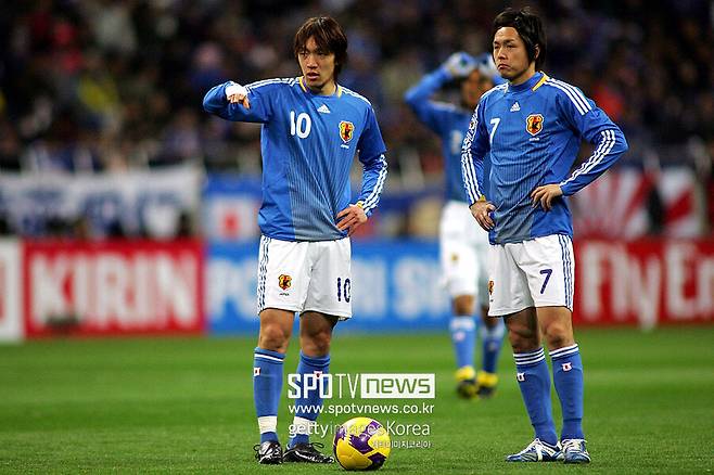 ▲ 현역 시절 날카로운 ‘왼발 프리킥’으로 알레산드로 델피에로, 주니뉴, 데이비드 베컴 등과 2000년대 최고 프리키커를 다툰 나카무라 슌스케(사진 왼쪽)가 16년 만에 '사무라이 블루'에 복귀했다. 이번엔 그라운드가 아닌 벤치에서 자국 대표팀 선전을 돕는다.
