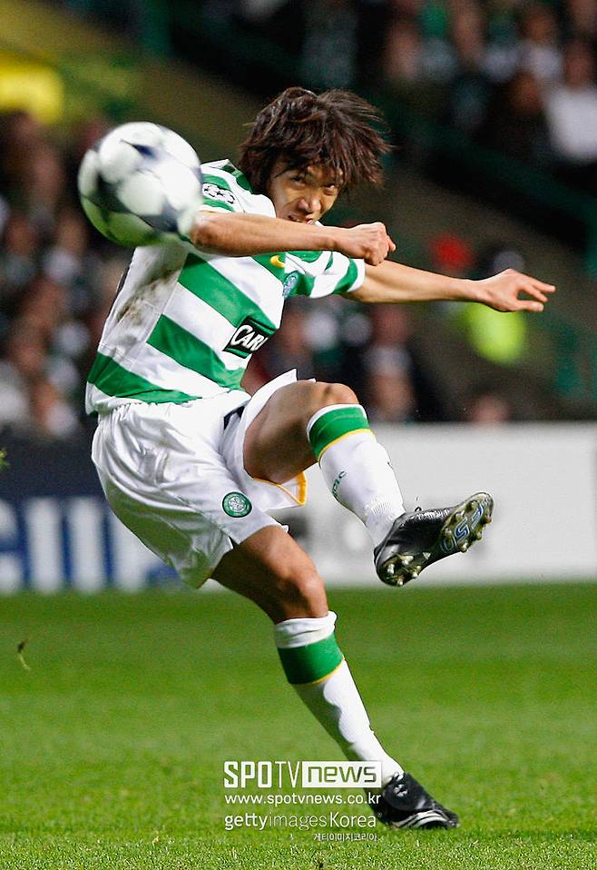 ▲ 나카무라 슌스케(사진)는 나카타 히데도시-오노 신지와 2000년대 일본 축구 2선을 책임진 상징적인 미드필더였다. 무엇보다 그의 이름이 일본을 넘어 유럽서도 널리 알려지게 된 건 당대 최고로 평가받는 프리킥 솜씨에 있었다. 정교한 왼발에서 뿜어져 나오는 날카로운 궤적의 슈팅은 상대 골키퍼에겐 공포 그 자체였다.&nbsp;커리어 내내 '왼발 프리킥의 달인', ‘데드볼 스페셜리스트’ 수식어가 따라붙었다.