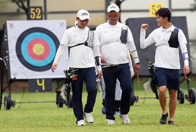 ▲ 2024 파리 올림픽 남자 리커브 단체전 금메달을 일군 이우석-김우진-김제덕(사진 왼쪽부터)이 2026 아이치·나고야 아시안게임에서도 다시 한 번 '원 팀'으로 나선다. ⓒ 연합뉴스