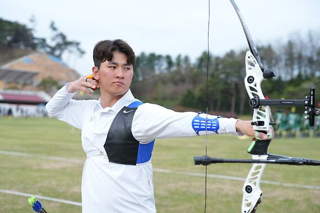 ▲ 김제덕(사진)과 김우진, 이우석은 2023 항저우 아시안게임, 2024 파리 올림픽에 이어 3회 연속 메이저 국제 종합대회를 함께 치르게 됐다. 올림픽에서의 경쟁보다 더 험준하다는 한국 양궁계에선 좀체 보기 드문 ‘장기 동행’이다.&nbsp;ⓒ 연합뉴스