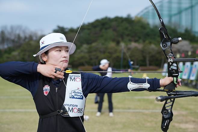 ▲ 익숙한 얼굴들이 나란히 쓴잔을 마신 상황에서 강채영(사진)이 1위로 경쟁력을 재증명했다.&nbsp;나머지 2인은 '신예'다.&nbsp;오예진과 이윤지가 2차 최종 평가전 2, 3위에 올라 아시안게임 출전권을 따냈다. 둘은 국제 종합대회 출전 경험이 없다. 2018 자카르타-팔렘방 아시안게임에서 여자 단체전 금메달과 개인 동메달, 도쿄 올림픽에서 여자 단체전 금메달을 목에 건 '맏언니' 강채영 어깨가 무거워졌다. ⓒ 연합뉴스