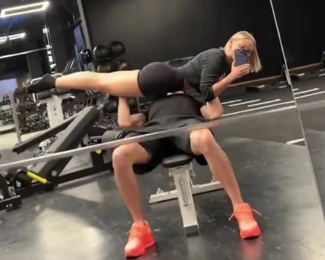 미하일로 무드리크(아래)가 여자친구를 들어 올리고 있다. /사진=더선 갈무리