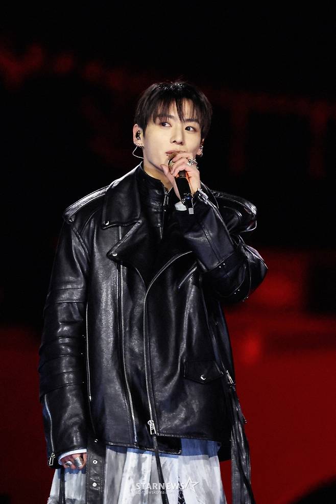 방탄소년단(BTS) 정국이 2026년 3월 21일 서울 광화문광장에서 완전체 컴백을 기념해 'BTS 컴백 라이브 : 아리랑' 공연을 선보이고 있다. /사진=빅히트 뮤직/넷플릭스