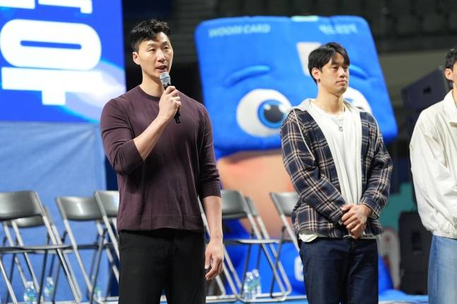 우리카드 제5대 사령탑이 된 박철우 감독(왼쪽)이 11일 오후 서울 장충체육관에서 열린 2026년 팬미팅에서 팬들 앞에 취임사를 밝히고 있다. /사진=우리카드 배구단 제공