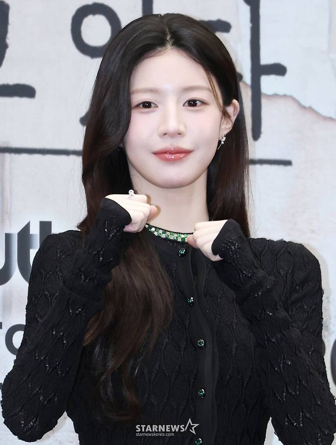 배우 고윤정이 17일 오후 서울 마포구 상암동 스탠포드호텔에서 진행된 JTBC 토일드라마 '모두가 자신의 무가치함과 싸우고 있다' 제작발표회에 참석해 포즈를 취하고 있다.   잘난 친구들 사이에서 혼자만 안 풀려 시기와 질투로 괴로워 미쳐버린 인간의 평화 찾기를 따라가는 드라마 '모두가 자신의 무가치함과 싸우고 있다'는 오는 18일 첫 방송된다. /2026.04.17 /사진=이동훈 photoguy@