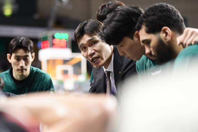 김주성(가운데) 원주DB 감독이 작전 지시하고 있다. /사진=KBL 제공