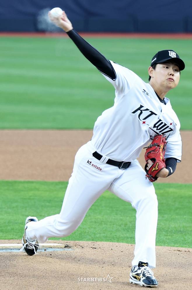 [한번에쓱] '키움전 선발나선' 소형준,  1회 만루위기 넘겼다