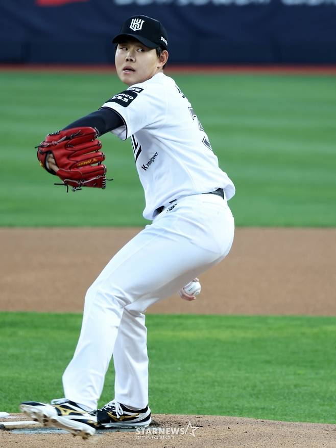 [한번에쓱] '키움전 선발나선' 소형준,  1회 만루위기 넘겼다