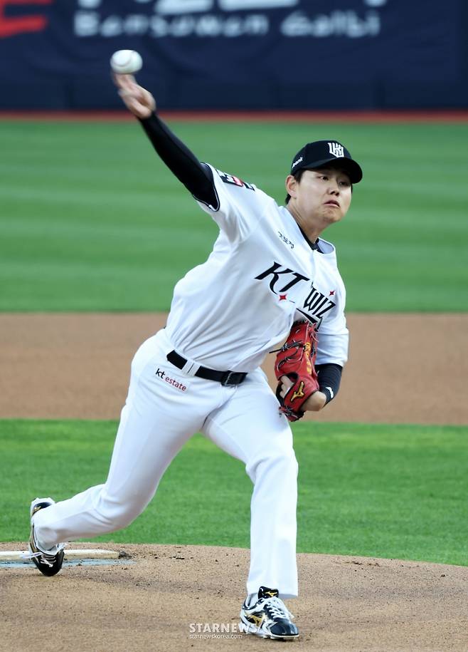 [한번에쓱] '키움전 선발나선' 소형준,  1회 만루위기 넘겼다