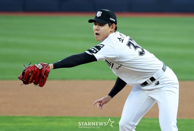 [한번에쓱] '키움전 선발나선' 소형준,  1회 만루위기 넘겼다