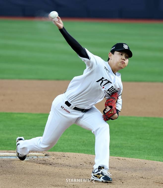 [한번에쓱] '키움전 선발나선' 소형준,  1회 만루위기 넘겼다