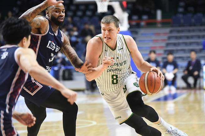 헨리 엘런슨(오른쪽)이 17일 오후 7시 부산사직체육관에서 열린 2025~2026 LG전자 프로농구 6강 플레이오프 3차전 경기 중 돌파를 시도하고 있다. /사진=KBL 제공