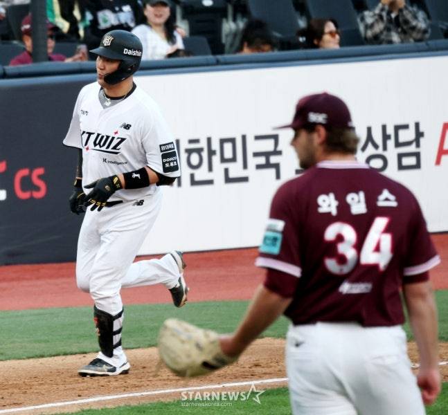 장성우(왼쪽)가 와일스에게 홈런을 치고 홈으로 향하고 있다. /사진=강영조 선임기자
