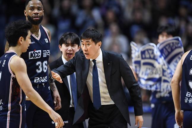 이상민 부산KCC 감독이 원주DB와 6강 플레이오프(PO) 3차전 경기 중 선수들에게 작전 지시하고 있다. /사진=KBL 제공