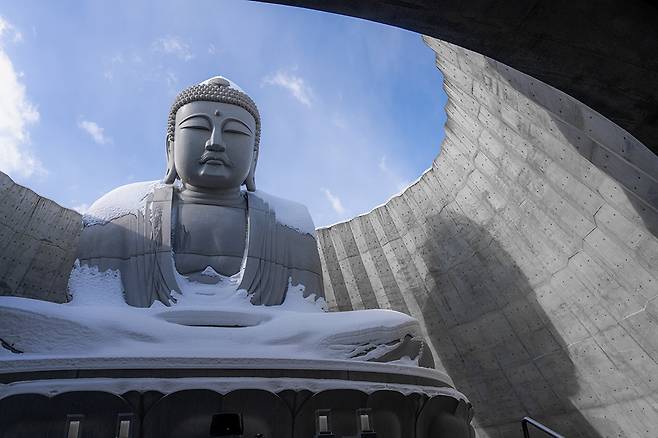 겨울에 눈으로 하얗게 뒤덮이는 부처의 언덕은 여름이면 보랏빛으로 물든다. 15만 그루의 라벤더 꽃밭이 펼쳐지기 때문이다