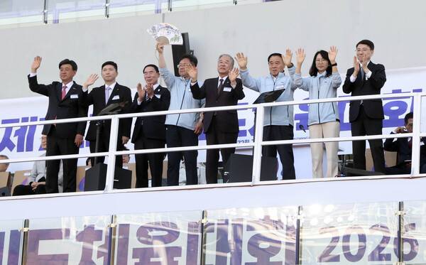 제72회 경기도체육대회 1만2천여 명 참가...수원시, 종합 1위 목표...사진은 개막식에서 선수들을 격려하는 모습.(사진제공=수원특례시의회)