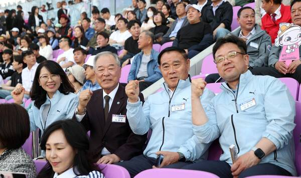 제72회 경기도체육대회 1만2천여 명 참가...수원시, 종합 1위 목표...사진은 수원특례시의회 이재식 의장, 수원시 김현수 부시장, 선은임 문화체육관광국장, 수원시체육회 박광국 회장이 개회식에 참석해 선수단 격려했다.(사진출처=수원시 권성환 체육진흥팀장 SNS)