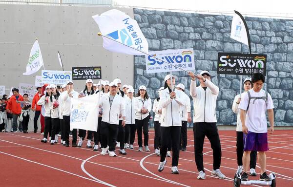 제72회 경기도체육대회 1만2천여 명 참가...수원시, 종합 1위 목표..사진은 개막식에서 수원시 선수들이 입장하며 여자배구선수들이 배구 사인볼 이벤트를 진행했다.(사진출처=수원시 권성환 체육진흥팀장 SNS)