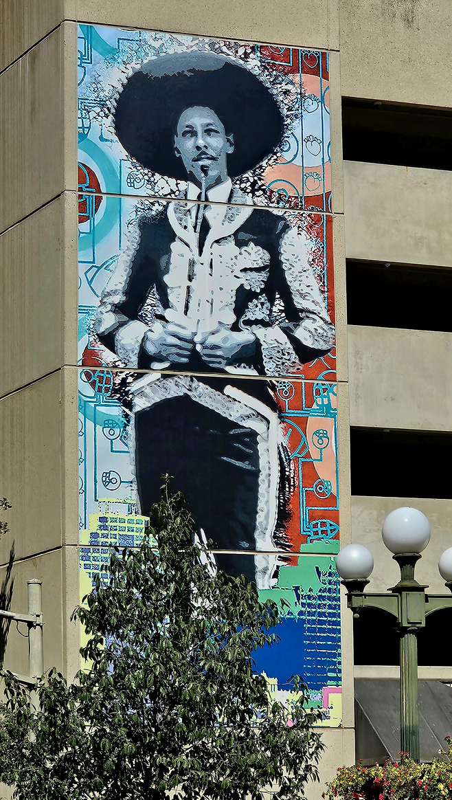 샌안토니오에는 텍사스의 멕시코 뿌리를 보여주는 벽화를 사방에서 볼 수 있다. 손호철 제공