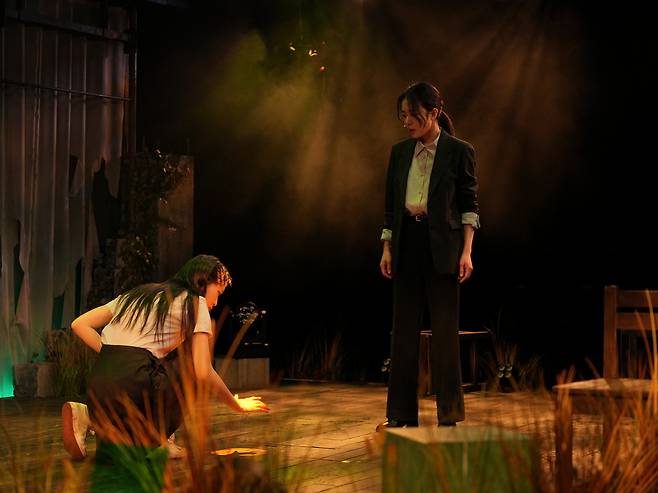 뮤지컬 <인화>의 미학과 기묘함의 경계. 인화가 닭과 개구리 해부 사진을 찍는 모습. 네버엔딩스토리 제공