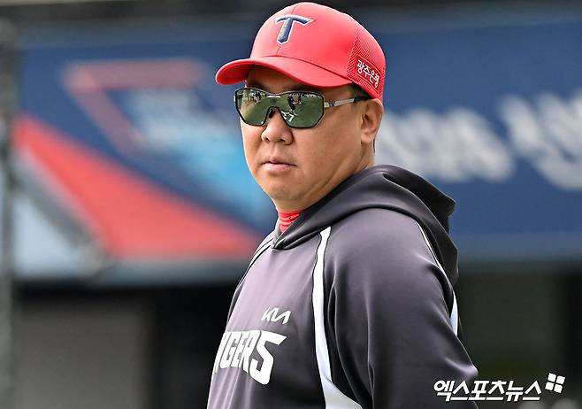 17일 오후 서울 송파구 잠실야구장에서 열리는 '2026 신한 SOL Bank KBO리그' KIA 타이거즈와 두산 베어스의 경기, KIA 이범호 감독이 선수들의 훈련을 지켜보고 있다. 잠실, 김한준 기자