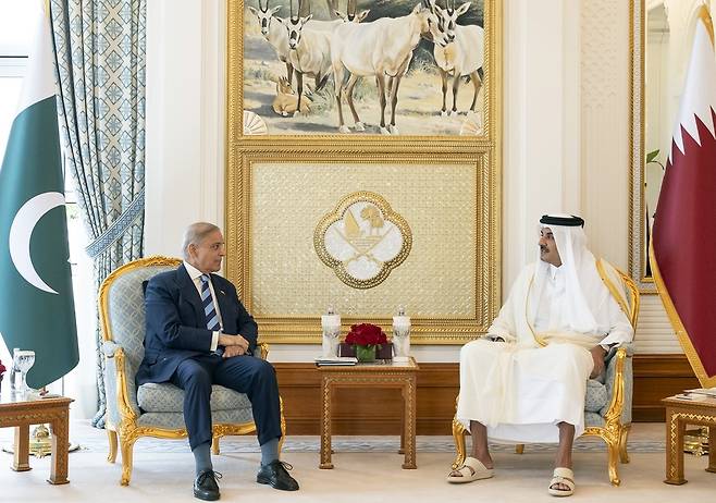 파키스탄 총리, 카타르 군주 만나 중동 정세 논의 [카타르 정부 제공. 재판매 및 DB 금지]