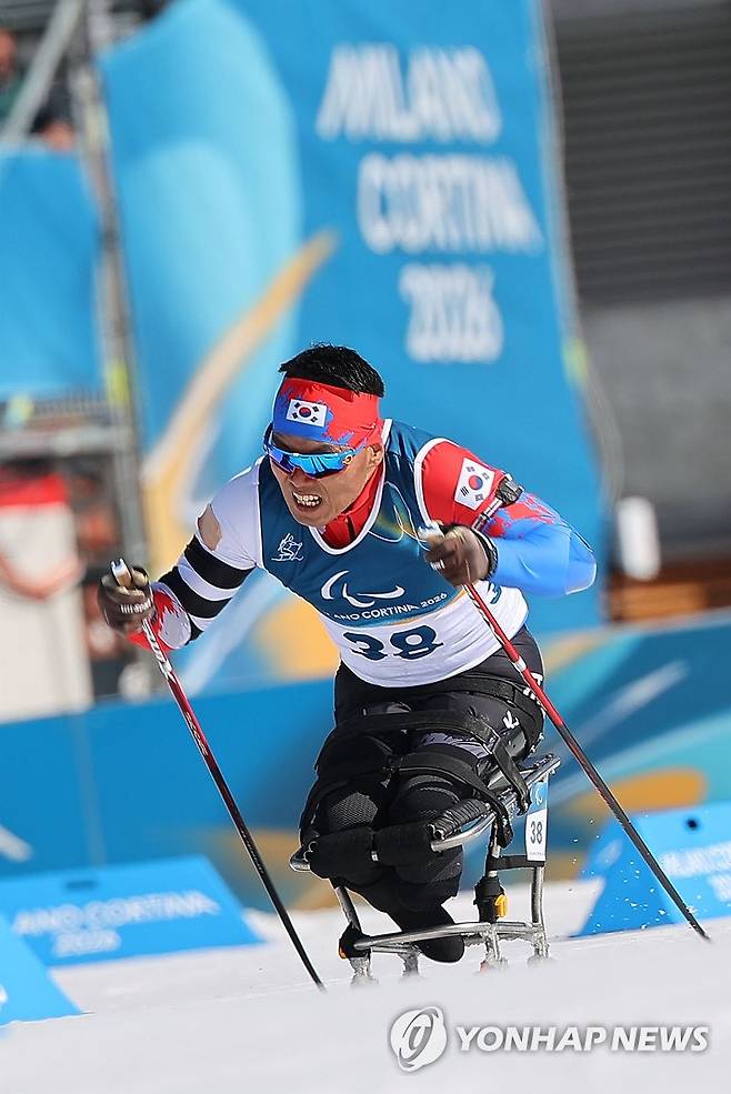 신의현, '포기하지 않는다' (테세로=연합뉴스) 한종찬 기자 = 7일(현지시간) 이탈리아 테세로 크로스컨트리 스타디움에서 열린 2026 밀라노·코르티나 동계 패럴림픽  파라 바이애슬론 남자 스프린트 좌식 7.5㎞ 결선에서 신의현이 힘차게 질주하고 있다. 2026.3.7 saba@yna.co.kr