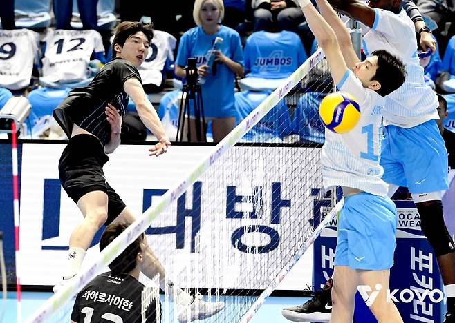 공격하는 허수봉(왼쪽)  [한국배구연맹 제공. 재판매 및 DB 금지]