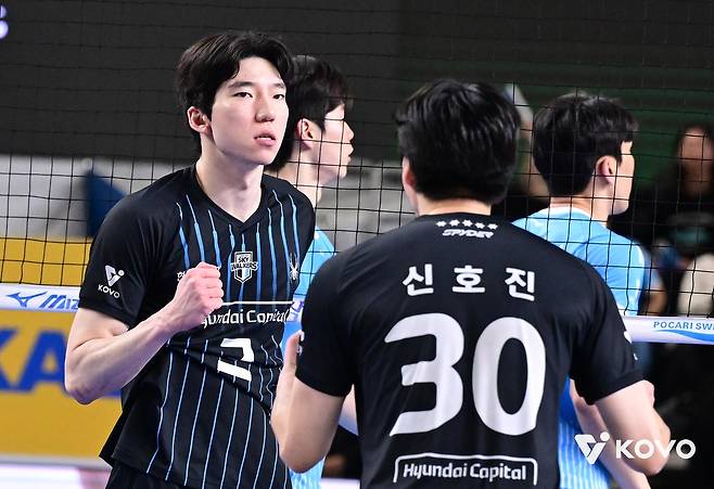 득점 후 주먹을 불끈 쥔 허수봉(왼쪽) [한국배구연맹 제공. 재판매 및 DB 금지]