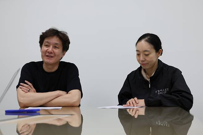 (서울=연합뉴스) 류효림 기자 = 유니버설발레단 '심청'의 강미선 수석무용수와 엄재용 지도위원이 지난 16일 서울 강서구 유니버설발레단에서 연합뉴스와 인터뷰하고 있다. 2026.4.19 ryousanta@yna.co.kr