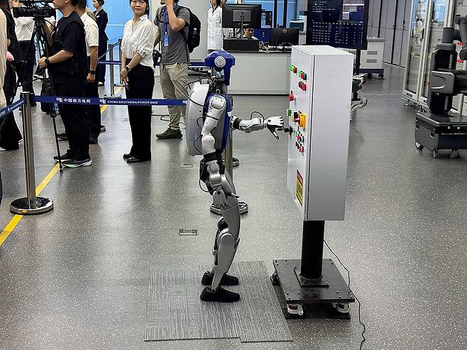 발전소 설비 조작하는 로봇 (광저우=연합뉴스) 정성조 특파원 = 16일 중국 남부 광둥성 중국남방전력망(CSG)에서 연구·개발 중인 발전소용 로봇 '즈싱저 1호'의 모습. 2026.4.17 xing@yna.co.kr