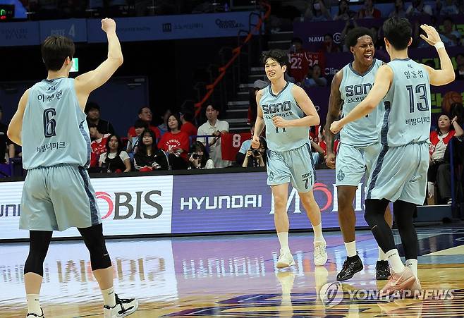 4강 플레이오프 가자 (고양=연합뉴스) 김병만 기자 = 16일 고양소노아레나에서 열린 프로농구 6강 플레이오프 3차전 소노-SK 경기. 네이던 나이트가 득점에 성공한 후 이정현 임동섭 등 소노 선수들이 기뻐하고 있다. 2026.4.16 kimb01@yna.co.kr