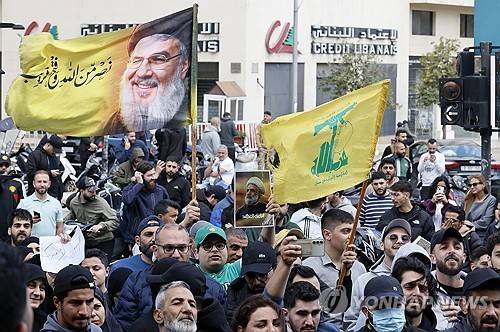 헤즈볼라 깃발 흔드는 지지자들 [EPA 연합뉴스. 재판매 및 DB 금지]