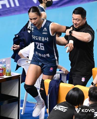 발목 부상으로 교체되는 타나차 [한국배구연맹 제공. 재판매 및 DB 금지]