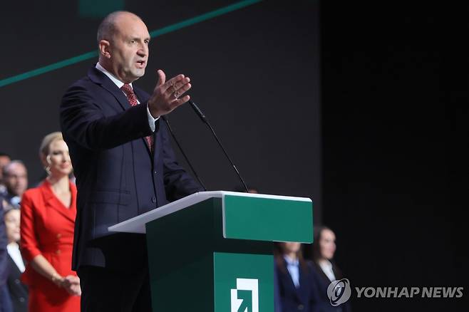 불가리아 총선에 출마한 루멘 라데프 전 대통령 [AP 연합뉴스 자료사진. 재배포 및 DB 금지]