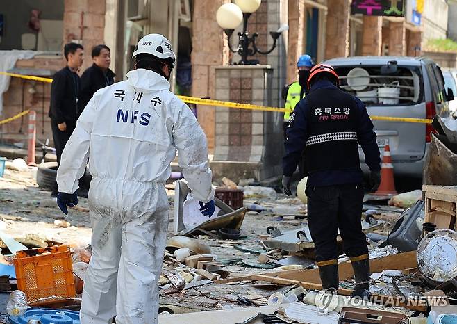 청주 음식점서 LP 가스 폭발…관계기관 합동감식 (청주=연합뉴스) 이성민 기자 = 13일 오전 4시께 청주시 흥덕구 봉명동의 한 상가에서 LP 가스가 폭발하는 사고가 발생해 인근에 거주하는 주민 15명이 다친 가운데 국립과학수사연구원과 소방당국 등 관계기관이 음식점 내외부에서 합동 감식을 하고 있다. 2026.4.13 chase_arete@yna.co.kr