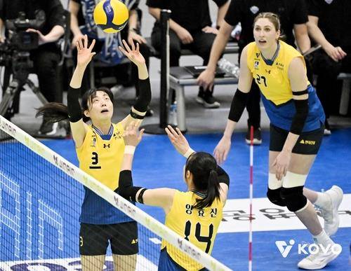 토스하는 세터 김다인(맨 앞) [한국배구연맹 제공. 재판매 및 DB 금지]