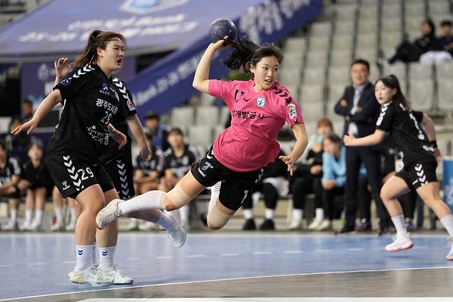 17일 광주도시공사와 경기에서 슛을 던지는 경남개발공사 김연우. [한국핸드볼연맹 제공. 재판매 및 DB 금지]