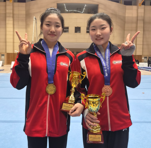18일 충북 제천 체육관에서 폐막한 제81회 전국종별체조선수권대회 여고부 개인종합서 각각 1·3위를 달성한 경기체고의 박나영(사진 왼쪽)과 안소윤이 기념사진을 찍고 있다. 사진=경기체육고등학교