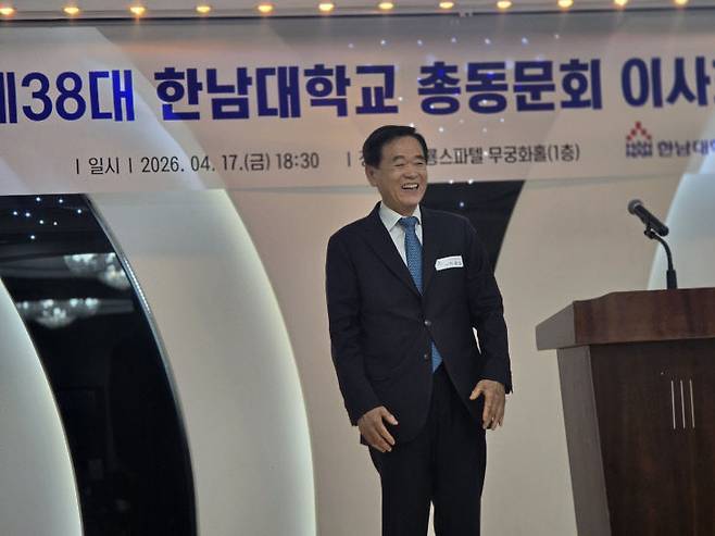 이광섭 전 한남대 총장이 내년 국제적인 학술대회 소식을 알리며 환하게 미소 짓고 있다.                         사진=한성일 기자