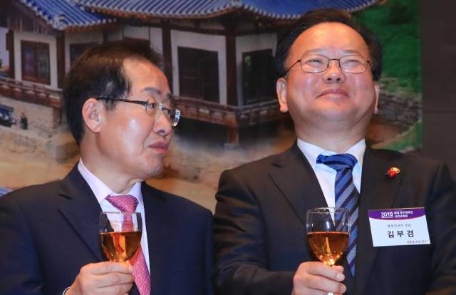 2018년 1월 8일 당시 홍준표 자유한국당 대표(왼쪽)와 김부겸 행정안전부 장관이 서울 태평로 한국프레스센터에서 열린 재경 대구-경북인 신년교례회에서 건배를 한 뒤 대화하고 있다. 연합뉴스