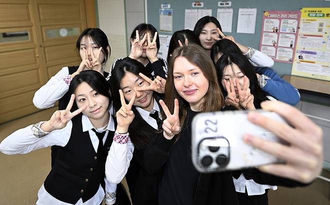 15일 오전 경북 경산여자고등학교에서 교환학생인 그레타 줄리(오른쪽 둘째·17) 학생이 쉬는 시간에 친구들과 셀카를 찍고 있다. 이윤호기자