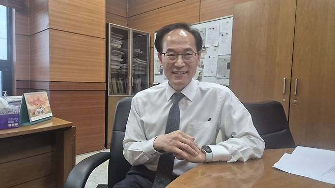 지난 1일 경북IT융합산업기술원장에 연임된 윤칠석 원장은 지난 임기 동안 구축한 기반 위에서 본격적인 성과를 만들어야 할 시점이라고 강조했다.  박성우기자