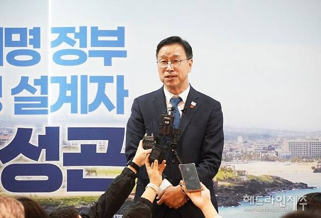 18일 더불어민주당 제주도지사 후보경선 결선에서 승리한 위성곤 국회의원이 선거사무소에서 후보로 선출된데 대한 소감과 입장을 밝히고 있다. ⓒ헤드라인제주