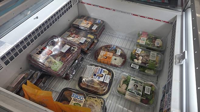 점심시간이 지나자 편의점 간편식 수량이 확연히 줄었다. / 사진 = 조건희 기자